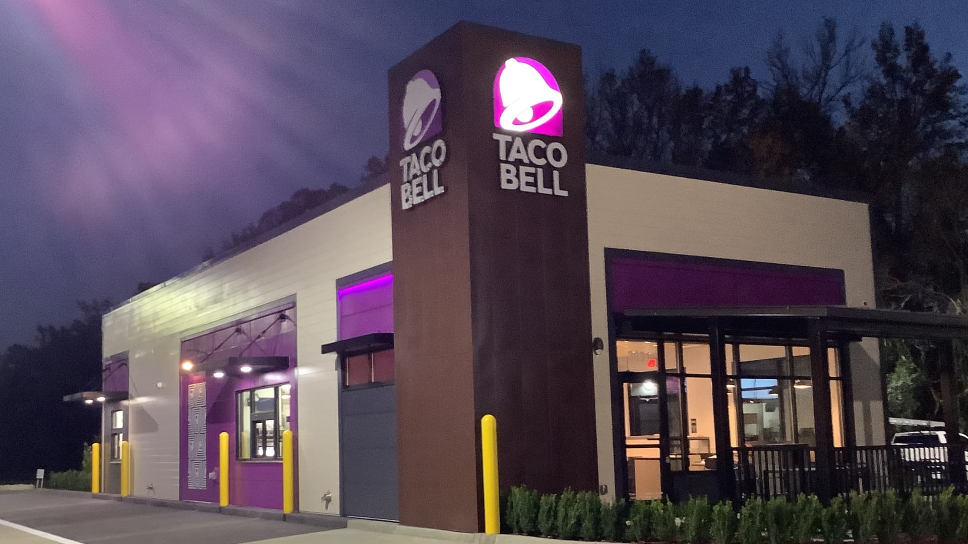 A B&G Taco Bell restaurant at dusk